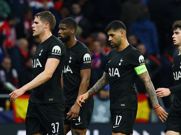 Soccer Football - UEFA Champions League - Round of 16 - First Leg - Atletico Madrid v Tottenham Hotspur - Riyadh Air Metropolitano, Madrid, Spain - March 10, 2026 Tottenham Hotspur's Micky van de Ven, Kevin Danso, Cristian Romero and Archie Gray at the end of the first half Action Images via Reuters/Matthew Childs TPX IMAGES OF THE DAY