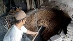 Tradisional Produksi Kacang Gorengan Pasir di Jombang Laris Manis