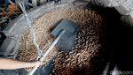 Tradisional Produksi Kacang Gorengan Pasir di Jombang Laris Manis