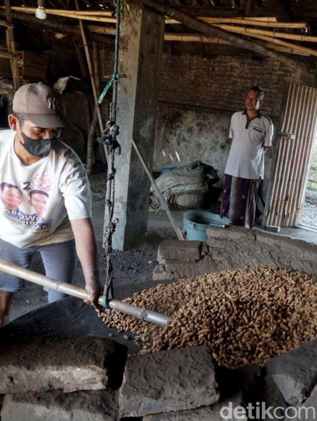 Tradisional Produksi Kacang Gorengan Pasir di Jombang Laris Manis