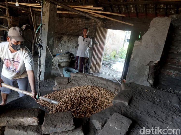 Tradisional Produksi Kacang Gorengan Pasir di Jombang Laris Manis