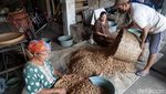 Tradisional Produksi Kacang Gorengan Pasir di Jombang Laris Manis