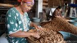 Tradisional Produksi Kacang Gorengan Pasir di Jombang Laris Manis