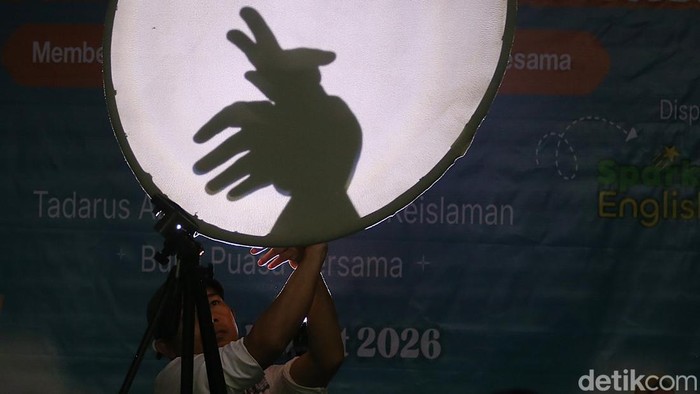 Iman, pendongeng, menampilkan trik hand shadow pada acara Pesantren Ramadan di SD Islam Cikal Harapan 1, BSD, Banten, Selasa (10/3/2026). Ia telah menggunakan trik tersebut sejak 2018 dalam setiap pertunjukan dongengnya.