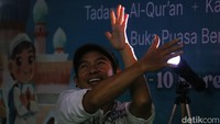 Iman, pendongeng, menampilkan trik hand shadow pada acara Pesantren Ramadan di SD Islam Cikal Harapan 1, BSD, Banten, Selasa (10/3/2026). Ia telah menggunakan trik tersebut sejak 2018 dalam setiap pertunjukan dongengnya.  