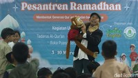 Selain hand shadow, Iman juga menggunakan boneka sebagai media bercerita dalam acara Pesantren Ramadan di SD Islam Cikal Harapan 1, BSD, Banten, Selasa (10/3/2026).  