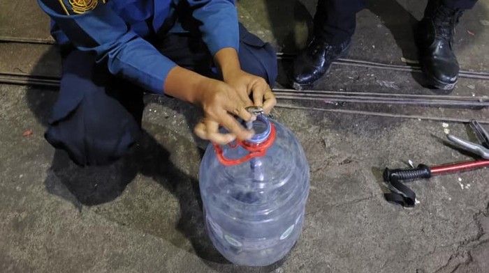 Ular kobra Jawa diamankan Damkar Klaten di Desa Ketandan, Selasa (10/3/2026) malam.