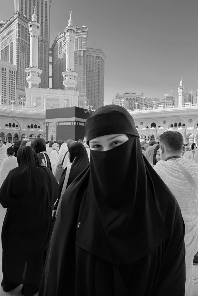 Melalui akun Instagram pribadinya Vanesha membagikan foto-foto dirinya saat umrah ke tanah suci. Momen tersebut semakin spesial karena dilakukan di bulan suci Ramadhan. Foto: Instagram/@vaneshaass