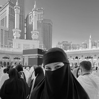 Melalui akun Instagram pribadinya Vanesha membagikan foto-foto dirinya saat umrah ke tanah suci. Momen tersebut semakin spesial karena dilakukan di bulan suci Ramadhan. Foto: Instagram/@vaneshaass