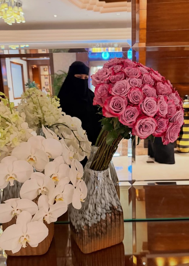 Yang mencuri perhatian ialah penampilan Vanesha yang terlihat adem kenakan busana syar’i lengkap dengan cadar.  Foto: Instagram/@vaneshaass