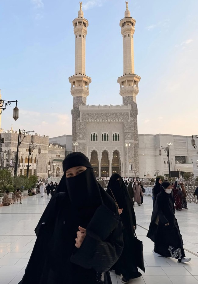 Di beberapa foto terlihat pemeran Milea dalam film Dilan 1990 itu tampil dengan busana serba hitam. Kenakan hijab dan cadar, hanya bagian mata Vanesha yang terlihat. Foto: Instagram/@vaneshaass