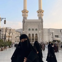 Di beberapa foto terlihat pemeran Milea dalam film Dilan 1990 itu tampil dengan busana serba hitam. Kenakan hijab dan cadar, hanya bagian mata Vanesha yang terlihat. Foto: Instagram/@vaneshaass