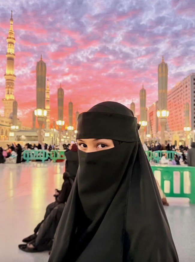 Pesona Vanesha saat kenakan hijab syar’i dan cadar itu pun langsung banjir pujian netizen. Bagian matanya terlihat natural tanpa makeup sedikitpun. Foto: Instagram/@vaneshaass