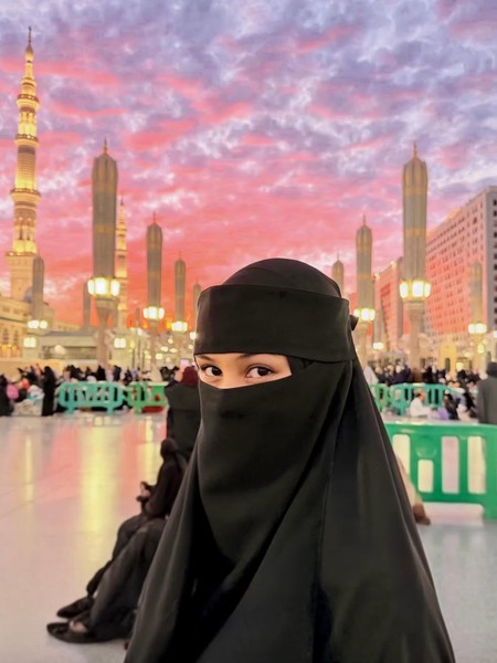 Potret Vanesha Prescilla Umrah, Tampil Beda Dengan Hijab & Cadar