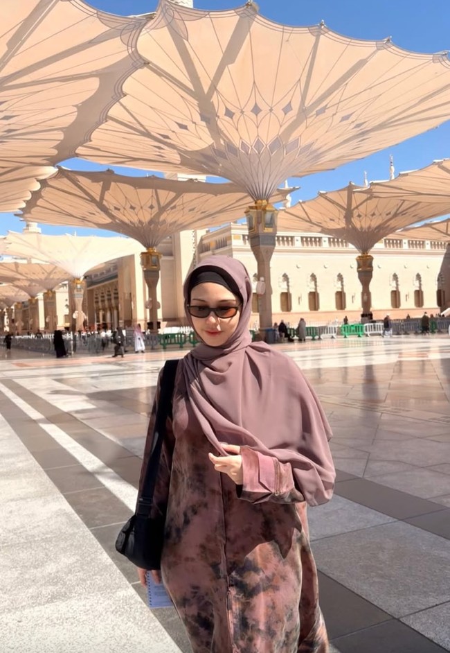 Salah satu foto memperlihatkan Vanesha tampil berhijab tanpa cadar. Adik Sissy Prescillia itu terlihat cantik natural dengan busan syar’i bernuansa dusty pink.  Foto: Instagram/@vaneshaass