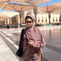 Salah satu foto memperlihatkan Vanesha tampil berhijab tanpa cadar. Adik Sissy Prescillia itu terlihat cantik natural dengan busan syar’i bernuansa dusty pink.  Foto: Instagram/@vaneshaass