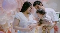 Jadi harus maju karena aku datang dalam keadaan rahim yang hampir robek akibat kontraksi. Tapi alhamdulillah semua berjalan dengan lancar, aku dan anakku bisa melewati meja operasi dengan selamat, tutupnya. Foto: Instagram @viavallen @nafaspertama