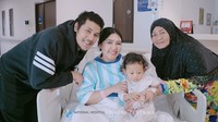 Selain Chevra dan putra mereka, Via juga ditemani oleh ibunda menuju ruang operasi. Foto: Instagram @viavallen @nafaspertama