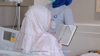 Dia juga membaca Al-Quran saat suster mempersiapkan segala keperluannya. Foto: Instagram @viavallen @nafaspertama