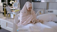 Via Vallen mempersiapkan kelahiran anak keduanya pada Minggu (8/3/2026). Dia melahirkan di National Hospital Surabaya. Sebelum memasuki ruang operasi Via sempat melakukan salat. Foto: Instagram @viavallen @nafaspertama