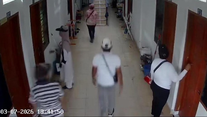 Video viral saat gerombolon orang mengetuk-ngetuk kamar kos di Jalan Setia Budi. (Foto: dok.media sosial)
