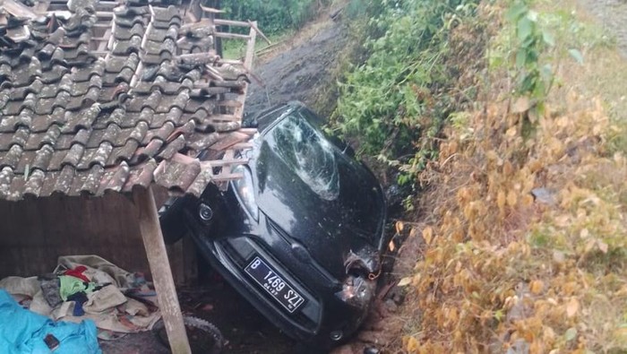 Mobil Ford Fiesta terperosok menimpa rumah warga di Kawengen, Ungaran Timur, Kabupaten Semarang, Selasa (10/3/2026).