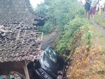 Ford Fiesta Nyemplung-Hantam Rumah Warga di Ungaran gegara Google Maps