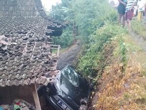 Ford Fiesta Nyemplung-Hantam Rumah Warga di Ungaran gegara Google Maps