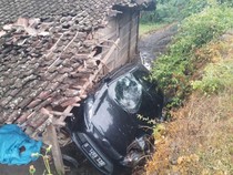 Niat Cari Jalur Alternatif, Mobil Terperosok ke Rumah Warga gegara Ikuti Google Maps