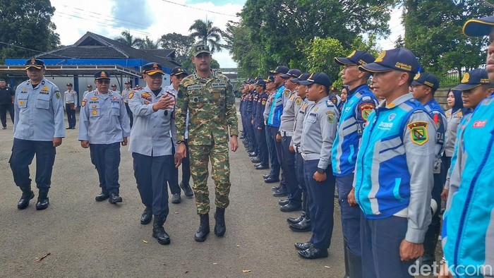 Wakil Bupati Bandung Ali Syakieb saat meninjau kesiapan petugas arus mudik.