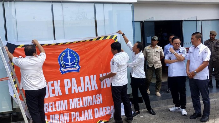 Wakil Bupati Bone Andi Akmal Pasluddin bersama Kepala Bapenda Muh Angkasa memberikan teguran ketiga ke KFC.
