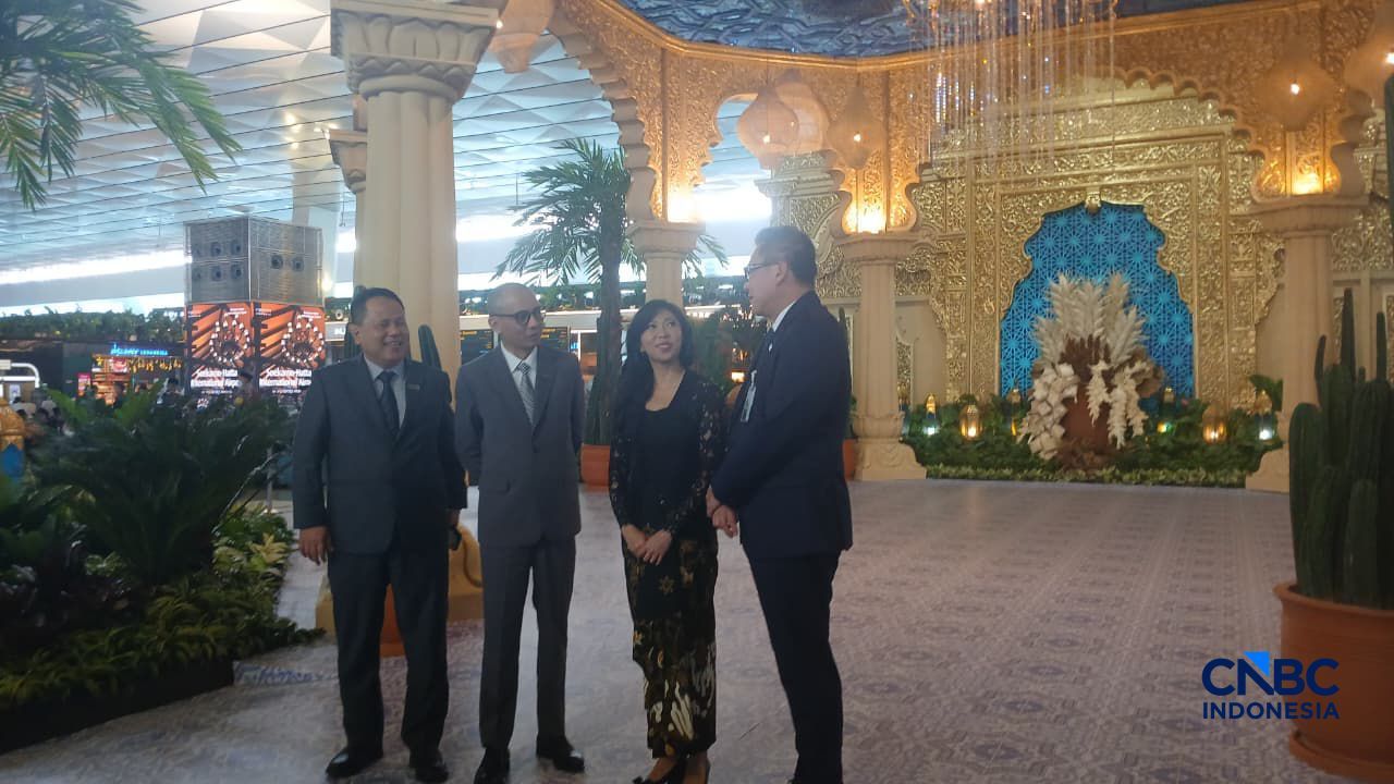 Wakil Direktur Utama InJourney Airports Achmad Syahir (Tengah Kiri), Direktur Utama InJourney Maya Watono (Tengah Kanan) Dalam acara Kesiapan InJourney Airports Pada Masa Angkutan Lebaran di Terminal 4 Bandara Soekarno-Hatta, Rabu (11/3/2026). (CNBC Indonesia/Romys Binekasri)