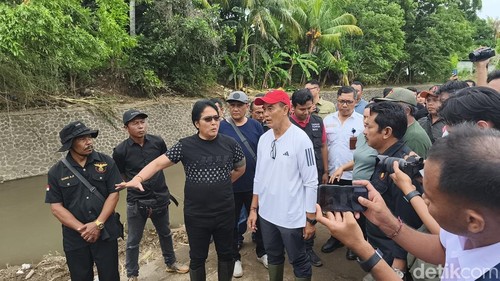 Wakil Gubernur Bali I Nyoman Giri Prasta meninjau lokasi banjir bandang di Desa Banjar, Buleleng, Bali, Rabu (11/3/2026).