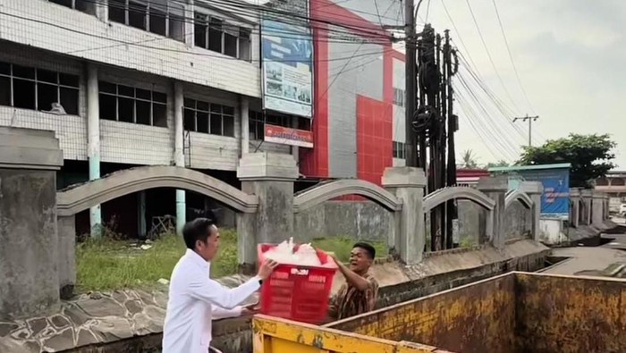 Wali Kota Palembang Ratu Dewa meninjau tumpukan sampah di bawah jembatan fly over Jakabaring
