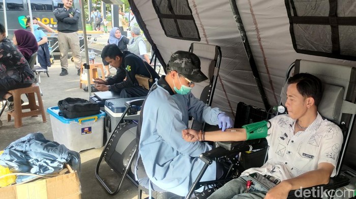 Warga melakukan donor untuk menjaga stok darah di Cianjur