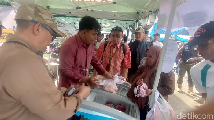 Warga Serbu Pasar Murah di Cianjur