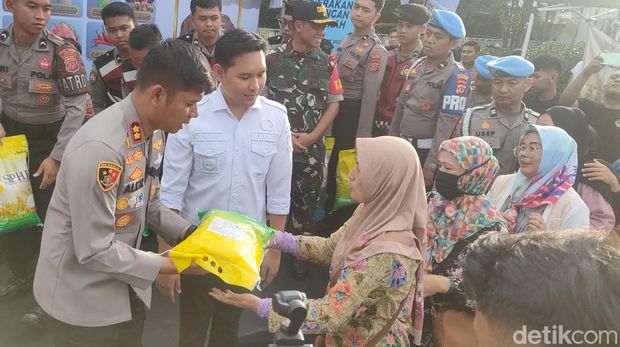 Warga Serbu Pasar Murah di Cianjur