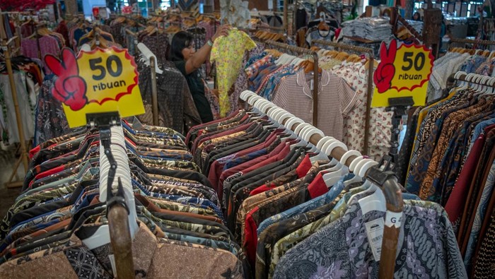 Pengunjung memilih pakaian yang dijual di Pusat Oleh-oleh Dusun Semilir di Kabupaten Semarang, Jawa Tengah, Rabu (11/3/2026). Pusat oleh-oleh yang berkolaborasi dengan sekitar 200 pelaku Usaha Mikro, Kecil, dan Menengah (UMKM) binaan Dinas Koperasi, Usaha Mikro, Perindustrian, dan Perdagangan (Diskumperindag) Kabupaten Semarang tersebut menjual sekitar 1.200 produk unggulan UMKM berupa kerajinan, pakaian, makanan dan minuman sebagai upaya pemerintah daerah bersama pelaku wisata untuk meningkatkan perekonomian saat arus mudik dan balik libur Idul Fitri 2026. ANTARA FOTO/Aji Styawan/agr