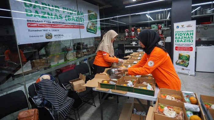 Badan Amil Zakat Nasional (Baznas) Bazis Provinsi DKI Jakarta menggelar kegiatan Dapur Kebaikan Ramadan dengan menyalurkan 2.000 porsi makanan lengkap dan bergizi bagi masyarakat fakir miskin di enam titik yang tersebar di wilayah DKI Jakarta.