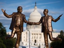 Sebelum Pose Titanic, Ada Patung Trump-Epstein Pegangan Tangan di Washington