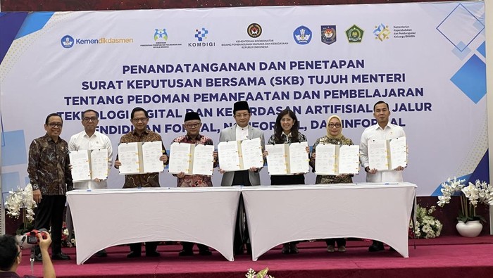 Tujuh menteri menandatangani surat keputusan bersama (SKB) yang berisi pedoman pemanfaatan teknologi digital dan kecerdasan artifisial (AI) di pendidikan formal, nonformal, dan informal di kantor Kemenko PMK, Jakarta, Kamis (12/3/2026).
