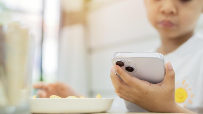 8 dari 10 Anak Butuh HP atau TV saat Makan, Pakar Peringatkan Dampaknya