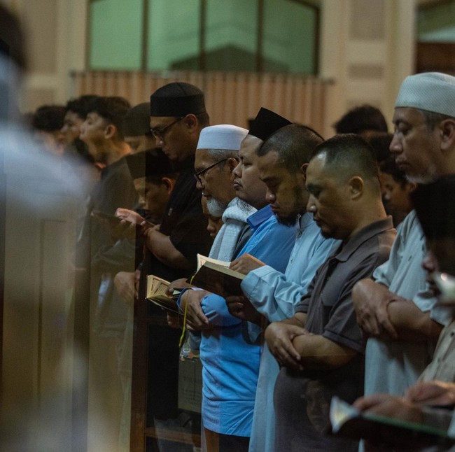Antusias Jemaah Iktikaf di Masjid Raya Habiburrahman Bandung