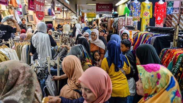Warga memadati toko pakaian di Pasar Baru Trade Center, Bandung, Jawa Barat, Kamis (12/3/2026). Sejumlah pusat perbelanjaan di Kota Bandung mulai dipadati oleh warga yang akan membeli aneka kebutuhan untuk menyambut Hari Raya Idul Fitri pada pekan depan. ANTARA FOTO/Raisan Al Farisi/bar