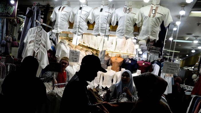 Warga memadati toko pakaian di Pasar Baru Trade Center, Bandung, Jawa Barat, Kamis (12/3/2026). Sejumlah pusat perbelanjaan di Kota Bandung mulai dipadati oleh warga yang akan membeli aneka kebutuhan untuk menyambut Hari Raya Idul Fitri pada pekan depan. ANTARA FOTO/Raisan Al Farisi/bar