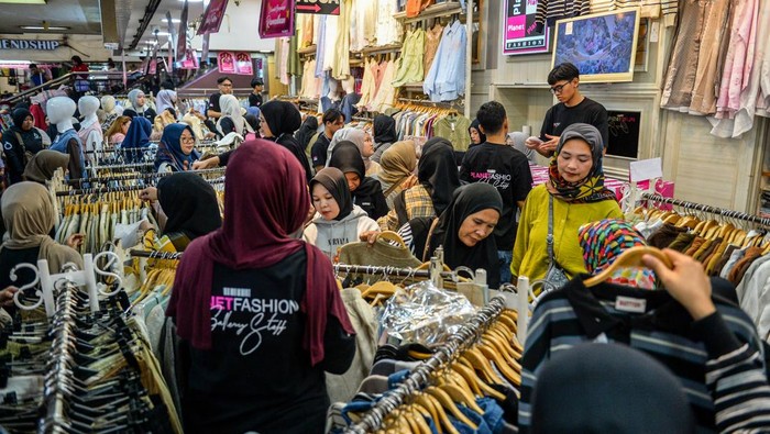 Warga memadati toko pakaian di Pasar Baru Trade Center, Bandung, Jawa Barat, Kamis (12/3/2026). Sejumlah pusat perbelanjaan di Kota Bandung mulai dipadati oleh warga yang akan membeli aneka kebutuhan untuk menyambut Hari Raya Idul Fitri pada pekan depan. ANTARA FOTO/Raisan Al Farisi/bar