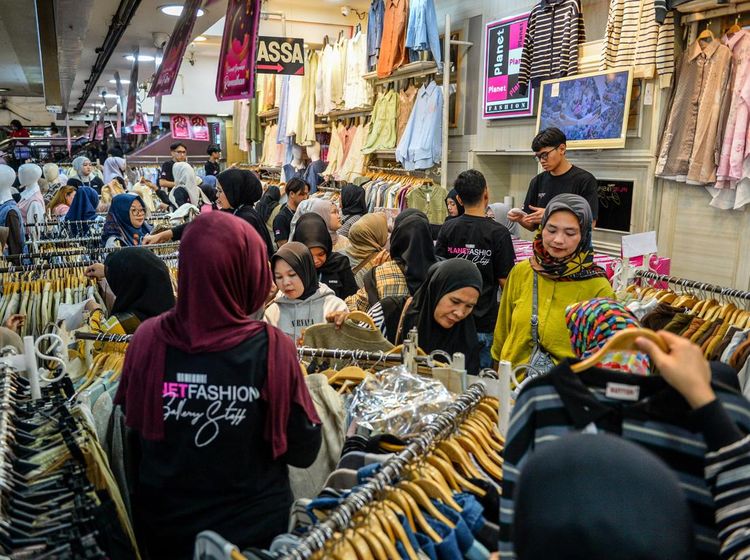 Antusias Warga Bandung Belanja Pakaian Jelang Lebaran