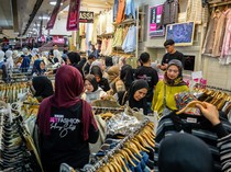 Antusias Warga Bandung Belanja Pakaian Jelang Lebaran