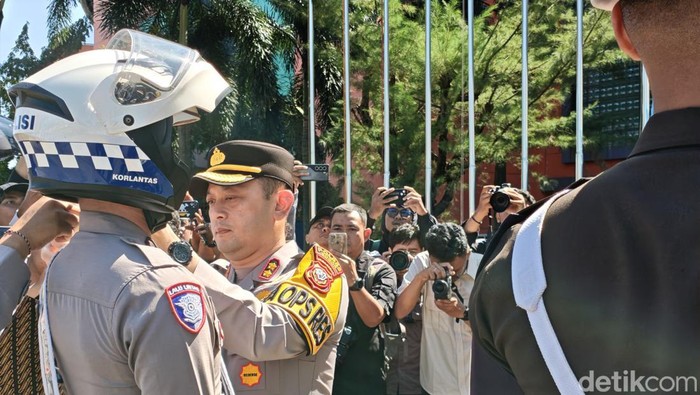 Apel Gelar Pasukan Operasi Ketupat Lodaya 2026 yang dipimpin Kapolres Bogor AKBP Wikha Ardilestanto di Stadion Pakansari, Cibinong, Kamis (12/3/2026).
