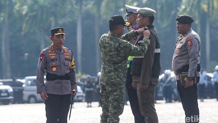 Apel Operasi Ketupat 2026 digelar di Monas, Jakarta. Apel ini menandai kesiapan negara dalam mengamankan arus mudik dan arus balik Lebaran tahun ini.